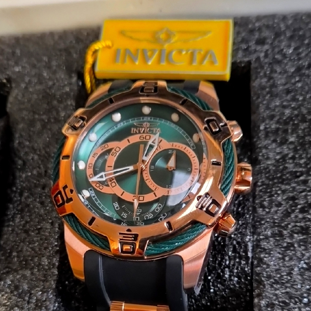 Invicta Bolt 29069 – 50 mm Chronograph, Dual Tone Band, Green Dial, 100 m